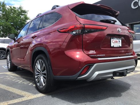 Used 2021 Toyota Highlander Platinum AWD/4WD image 3