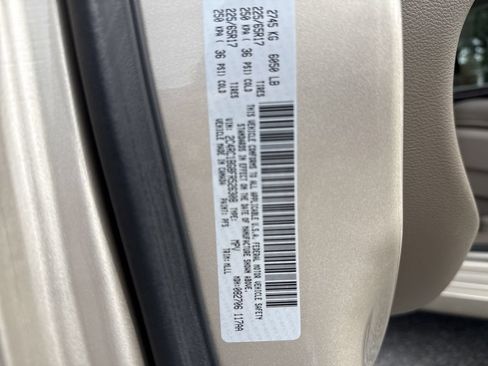 Used 2015 Chrysler Town & Country Touring FWD image 35