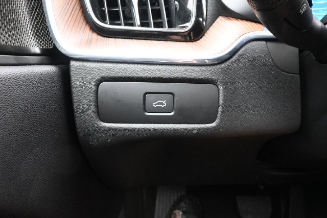 Used 2024 Volvo XC60 B5 Plus w/ Protection Package Premier AWD/4WD image 28