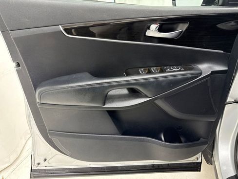Used 2019 Kia Sorento LX image 16