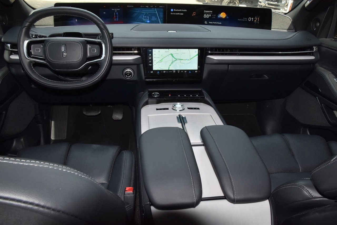 New 2026 Lincoln Navigator Reserve w/ Jet Appearance Package AWD/4WD image 17