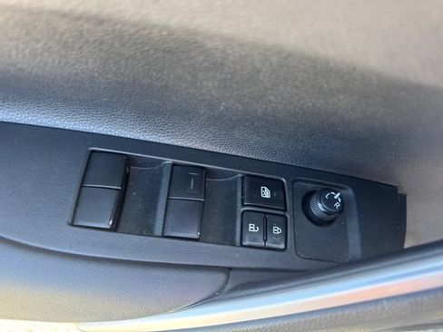 Used 2022 Toyota Corolla Cross XLE w/ Convenience Package FWD image 19