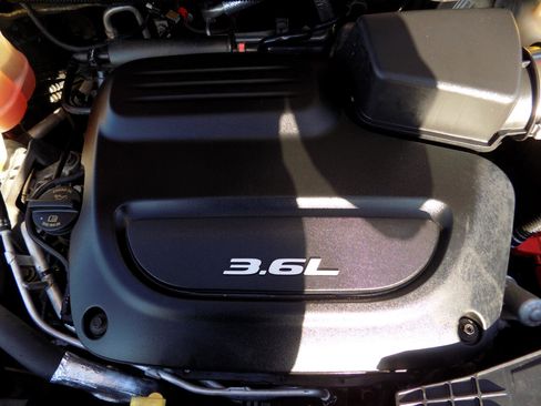 Used 2017 Chrysler Pacifica Touring-L Plus w/ Tire & Wheel Group image 42