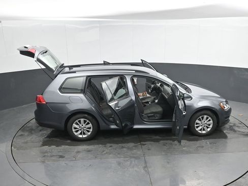 Used 2016 Volkswagen Golf S image 44