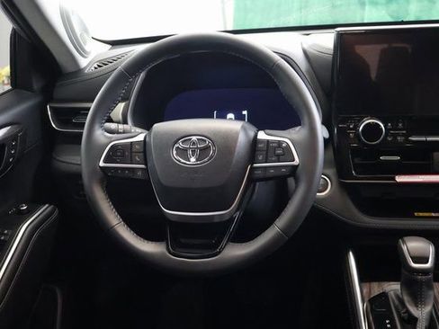 Used 2024 Toyota Highlander Limited image 17