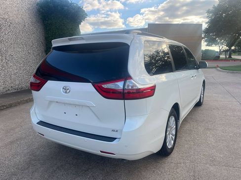 Used 2017 Toyota Sienna XLE Premium FWD image 8