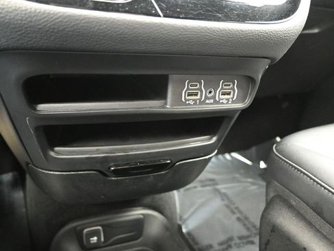 Used 2024 Chrysler Pacifica Select image 20