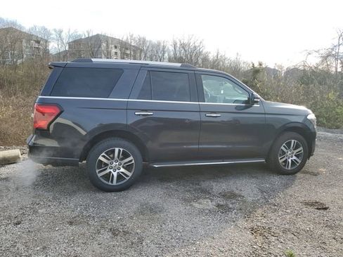 Used 2022 Ford Expedition Limited image 3