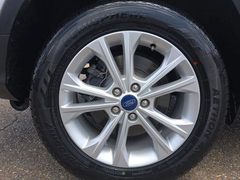 Used 2018 Ford Escape SE w/ SE Sync 3 Package FWD image 12