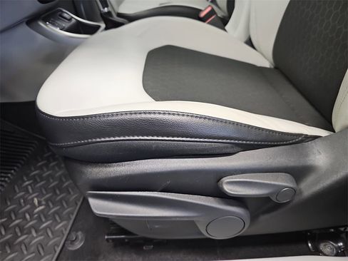 Used 2018 Jeep Compass Latitude image 29