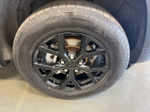 Used 2024 Jeep Grand Cherokee Altitude AWD/4WD image 7
