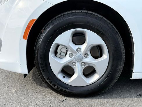 Used 2018 Chrysler Pacifica Touring Plus FWD image 15