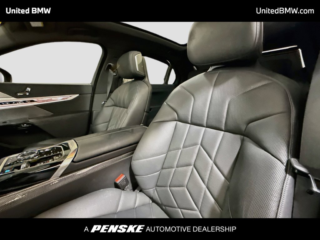 Used 2025 BMW i7 xDrive60 w/ Executive Package AWD/4WD image 12