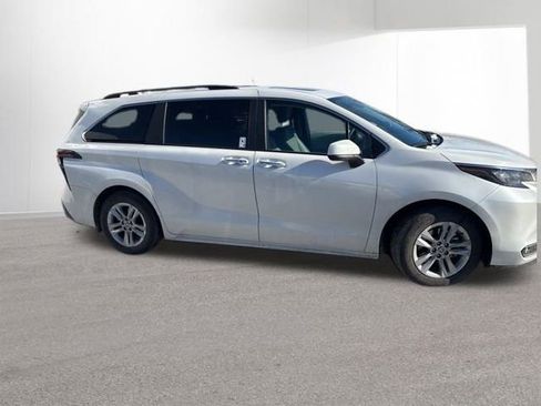 Used 2025 Toyota Sienna XLE w/ XLE Plus Package image 3