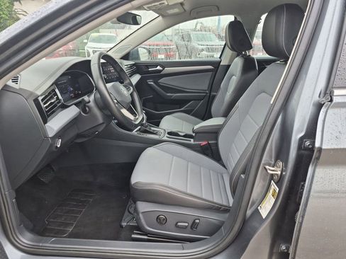 Used 2025 Volkswagen Jetta SE FWD image 11