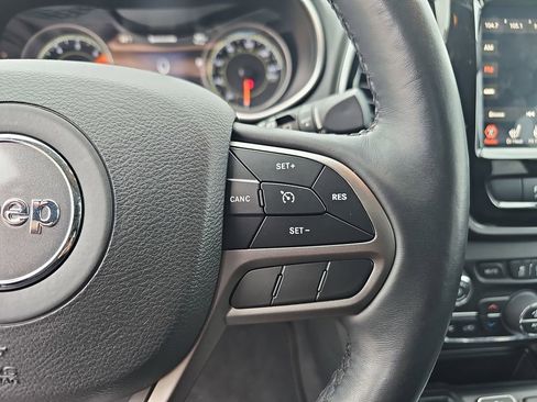 Used 2019 Jeep Cherokee Limited image 18