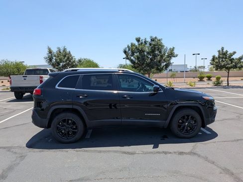 Used 2018 Jeep Cherokee Latitude AWD/4WD image 4