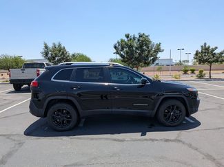 Used 2018 Jeep Cherokee Latitude AWD/4WD video 4