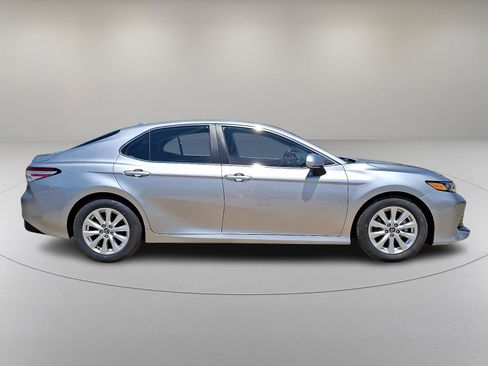 Used 2019 Toyota Camry LE w/ Convenience Package FWD image 12