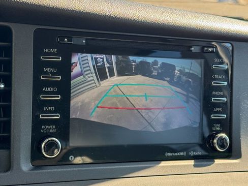 Used 2018 Toyota Sienna LE image 29