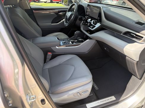 Used 2023 Toyota Highlander Limited FWD image 13