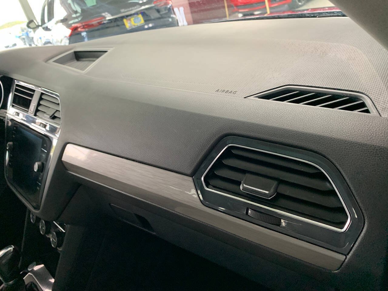 Used 2018 Volkswagen Tiguan SE AWD/4WD image 16