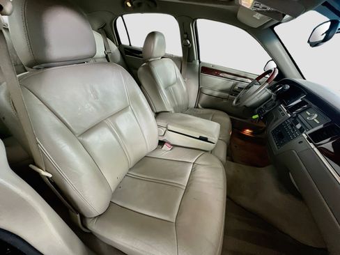 Used 2005 Lincoln Town Car Signature Limited RWD image 29