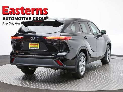 Used 2021 Toyota Highlander L AWD/4WD image 5