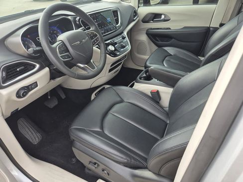 Used 2024 Chrysler Pacifica Touring-L FWD image 14