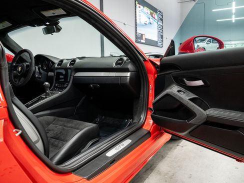 Used 2020 Porsche 718 Cayman GT4 RWD image 36