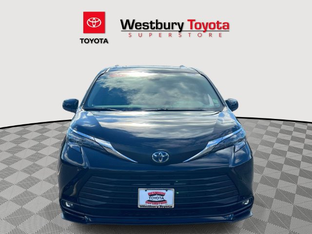 Used 2025 Toyota Sienna XLE FWD image 3