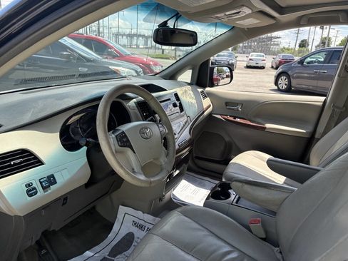 Used 2011 Toyota Sienna XLE image 18