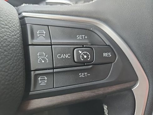 Used 2025 Jeep Grand Cherokee L Limited w/ Luxury Tech Group II image 35