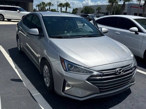 Used 2020 Hyundai Elantra SE w/ Cargo Package (C1) FWD image 2