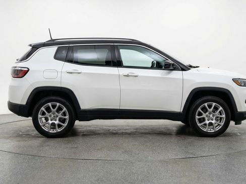 Used 2025 Jeep Compass Limited AWD/4WD image 11