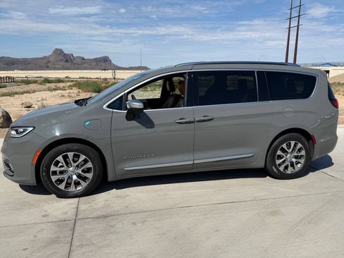 Used 2023 Chrysler Pacifica Pinnacle FWD image 5