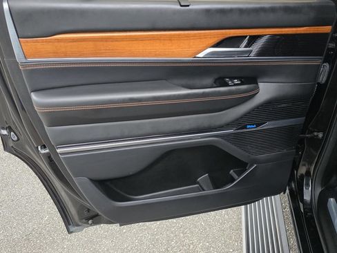Used 2024 Jeep Grand Wagoneer Series III w/ Flexible Seating Group AWD/4WD image 58