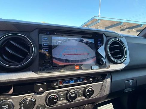 Used 2018 Toyota Tacoma TRD Off-Road w/ TRD Premium Off Road Package AWD/4WD image 31