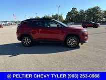 Used 2025 Jeep Compass Limited AWD/4WD image 4