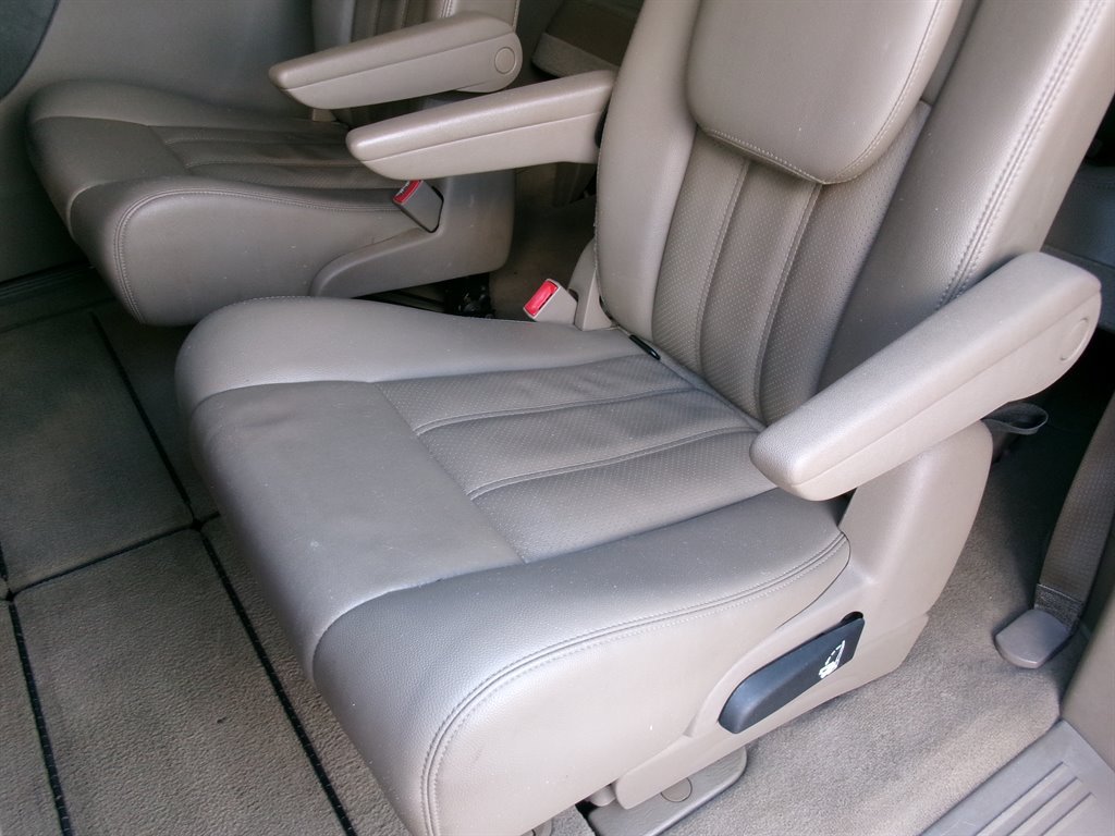 Used 2013 Chrysler Town & Country Touring-L w/ Driver Convenience Group FWD image 16