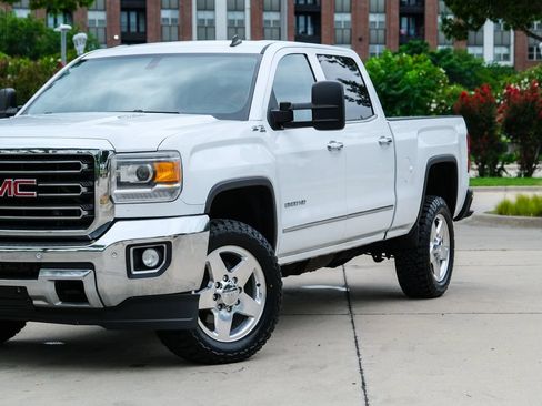 Used 2015 GMC Sierra 2500 SLT w/ Duramax Plus Package AWD/4WD image 9