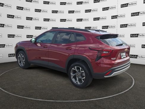 Used 2025 Chevrolet Trax LT w/ LT Convenience Package image 4