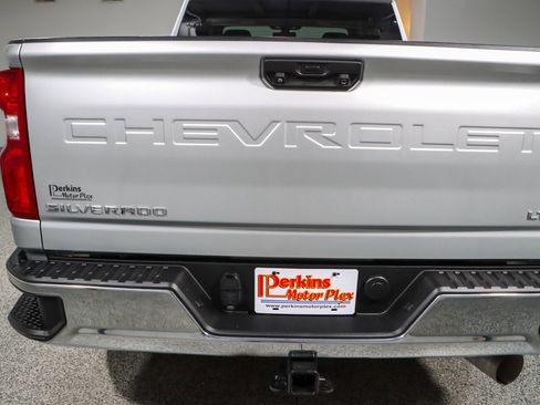 Used 2022 Chevrolet Silverado 2500 LTZ w/ Z71 Off-Road Package AWD/4WD image 8
