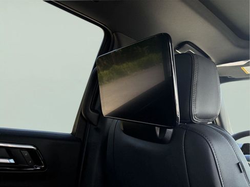 Used 2025 Chevrolet Tahoe High Country AWD/4WD image 17