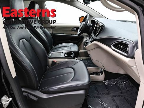 Used 2024 Chrysler Pacifica Select image 23