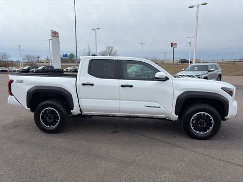 Used 2025 Toyota Tacoma TRD Off-Road image 7