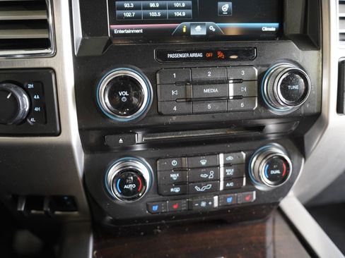 Used 2015 Ford F150 Platinum w/ Equipment Group 701A Luxury image 19