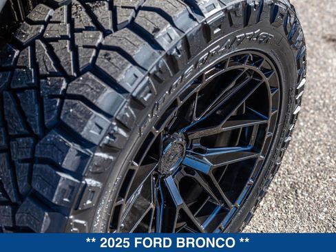 Used 2025 Ford Bronco Badlands AWD/4WD image 15