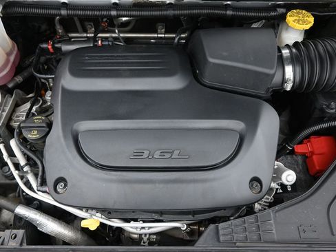 Used 2024 Chrysler Pacifica Touring-L FWD image 38