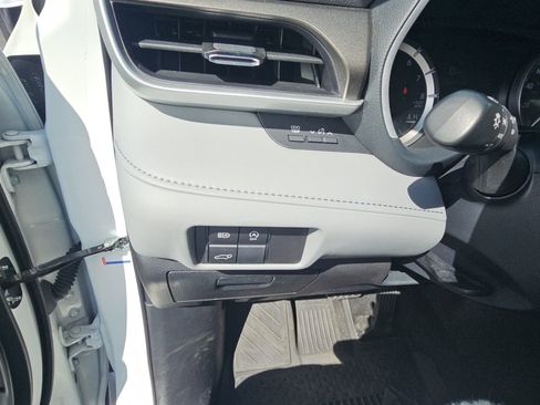 Used 2023 Toyota Highlander XLE AWD/4WD image 23